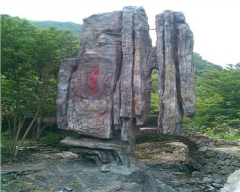 成都仿真假樹告訴您人工塑石假山建成后如何維護